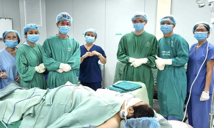 Mẹ bầu song thai từng được 'nuôi tạm' bàn tay ở cẳng chân sinh con an toàn 