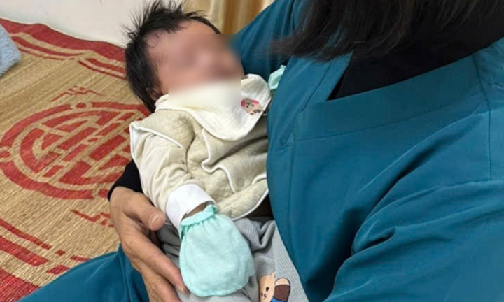 Bé gái sơ sinh bị bỏ rơi lúc rạng sáng tại Hải Phòng