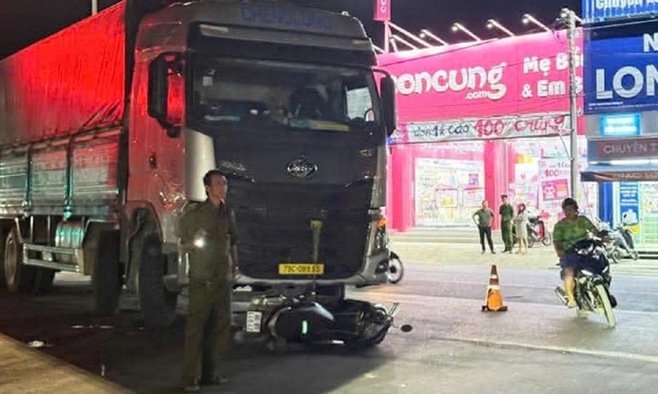 Xe tải va chạm xe máy, 3 người bị thương