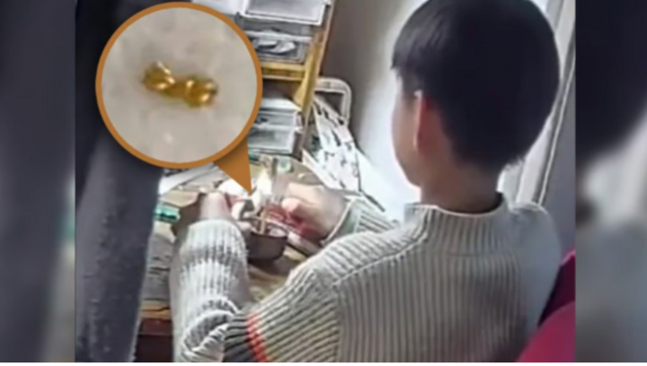 Cậu bé 8 tuổi cắt vụn dây chuyền vàng của mẹ để tặng các bạn trong lớp