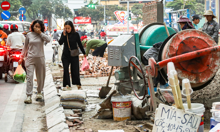 Chủ tịch Hà Nội yêu cầu không cấp phép đào vỉa hè khi không khí ô nhiễm nặng
