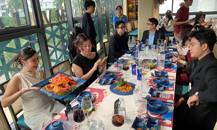 Trước Giáng sinh nửa tháng, nhà hàng ở TP.HCM đã kín khách đặt chỗ