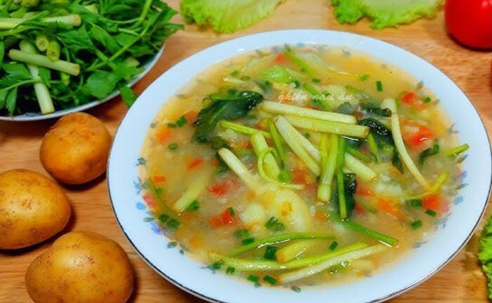 Cách nấu canh khoai tây rau cần kiểu Thái Bình cũ