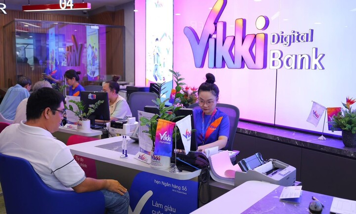 Khách hàng vỡ oà khi trúng vàng từ 'Tiết kiệm Vikki – trúng vàng ký'