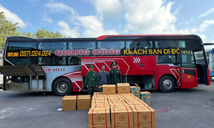 Xe khách chở 54 thùng thuốc bảo vệ thực vật nghi nhập lậu