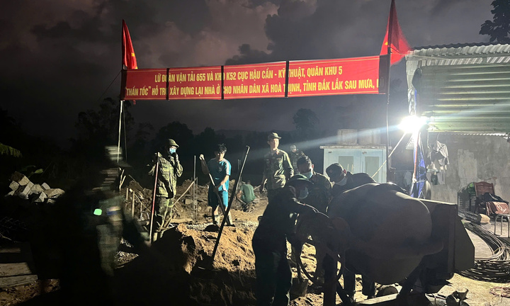'Chiến dịch Quang Trung': Bộ đội ngày đêm xây nhà giúp người dân vùng lũ Đắk Lắk