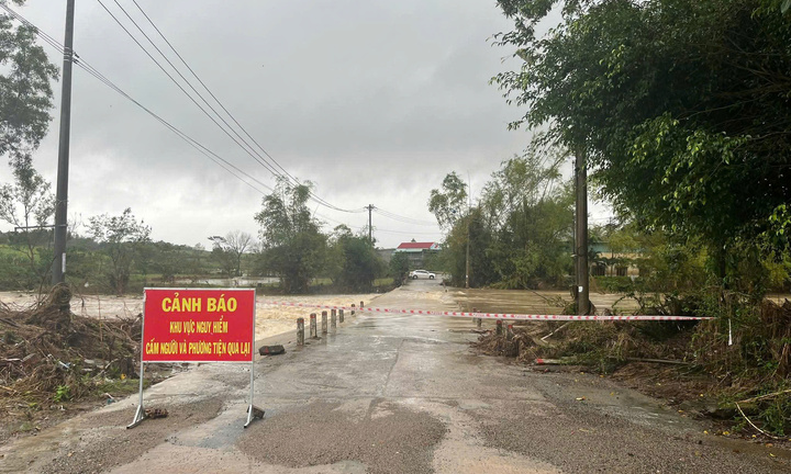 Mưa lớn gây ngập một số khu vực ở Phú Yên cũ, người dân lo lắng