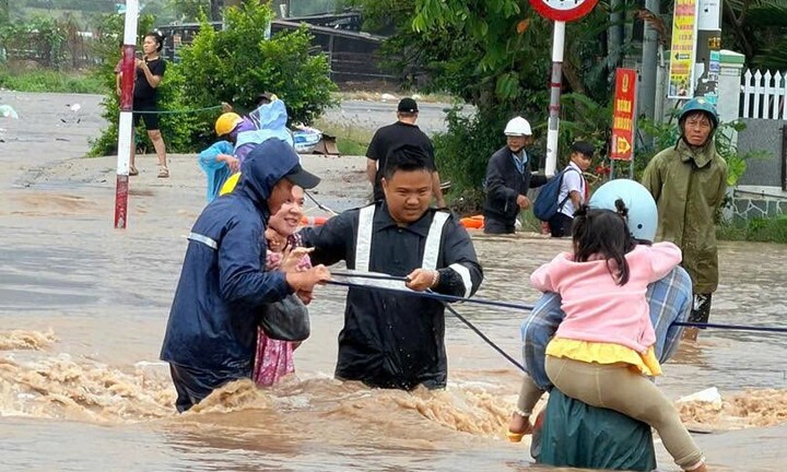 Mưa lớn gây ngập sâu một số nơi ở Khánh Hòa, nhiều trường phải học online