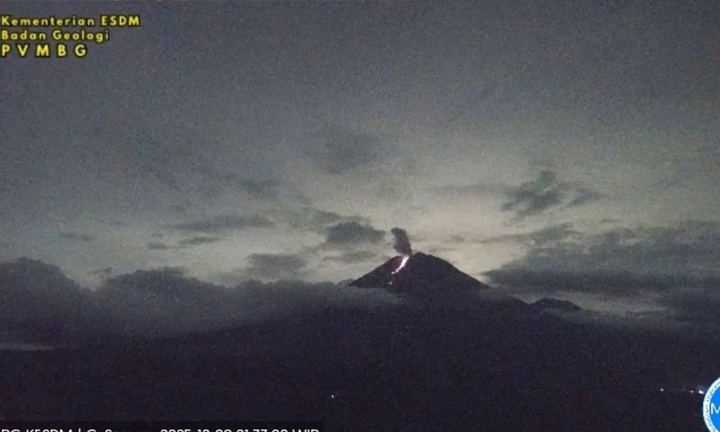 Núi lửa Semeru tại Indonesia liên tục phun trào, hàng chục ngôi nhà bị vùi lấp