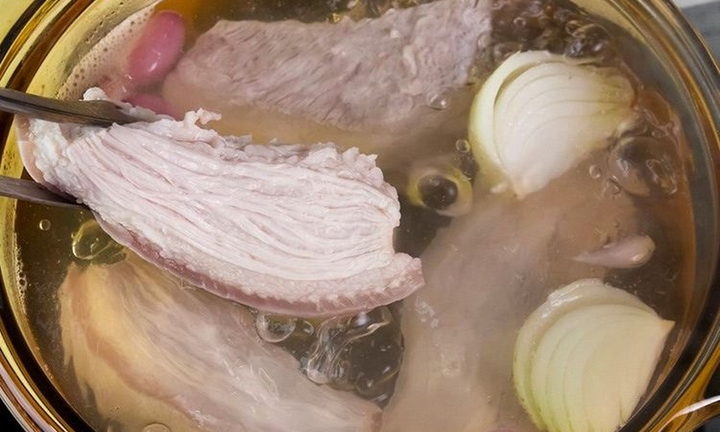 Bí quyết luộc thịt ngon: Không cho những loại gia vị này vào nước luộc