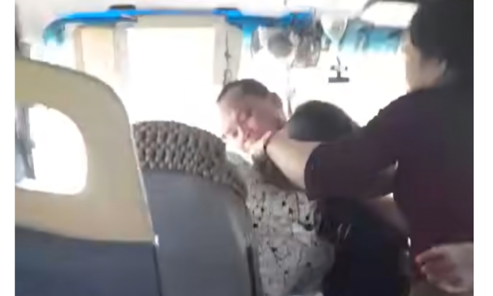 Tài xế xe buýt ở Nghệ An bị hành khách tấn công