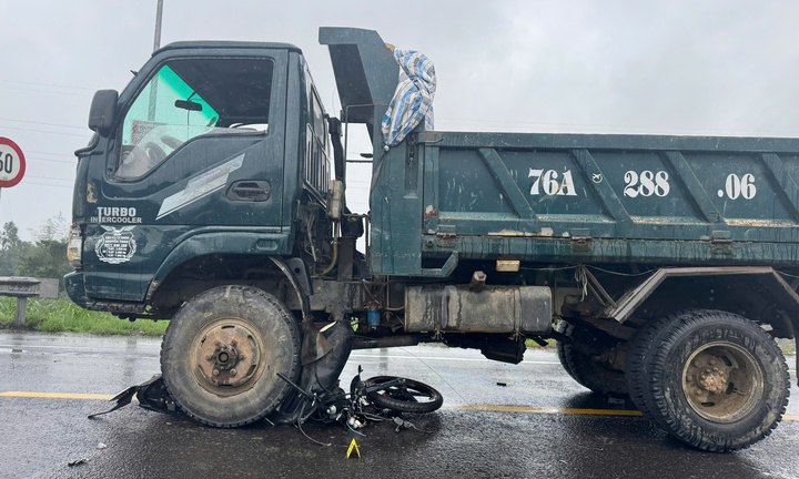 Vượt đèn đỏ, hai thanh niên thương vong sau va chạm với xe tải