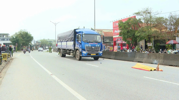 Đi bộ băng qua quốc lộ 1, bà lão 79 tuổi bị xe tải tông chết
