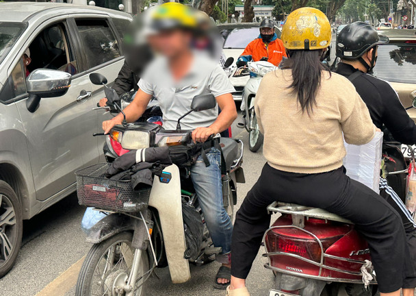 Những làn khói đen từ giao thông góp phần 'bóp nghẹt' bầu không khí Hà Nội