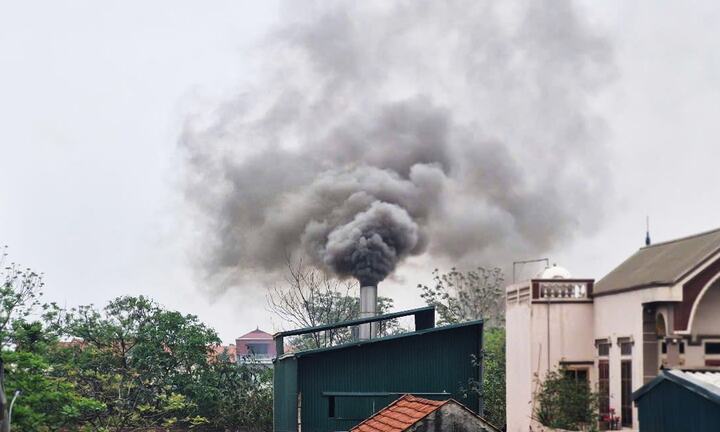 Khói đen xả thẳng lên trời, ruộng đồng vẫn đỏ lửa giữa ngày ô nhiễm đỉnh điểm