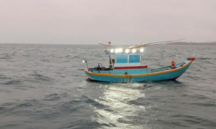 Phát hiện thi thể đàn ông trên thuyền trôi tự do ở biển Lâm Đồng