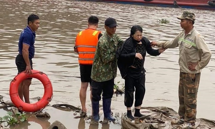 Cảnh sát lao xuống nước cứu người phụ nữ bị ung thư tự tử