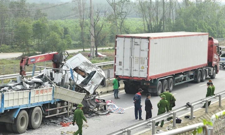 Khởi tố vụ xe tải tông xe đầu kéo trên cao tốc Bắc - Nam, 5 người thương vong