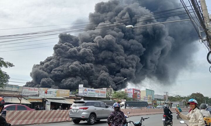 Cháy lớn tại công ty sản xuất mút xốp ở TP.HCM, cột khói cao cả trăm mét