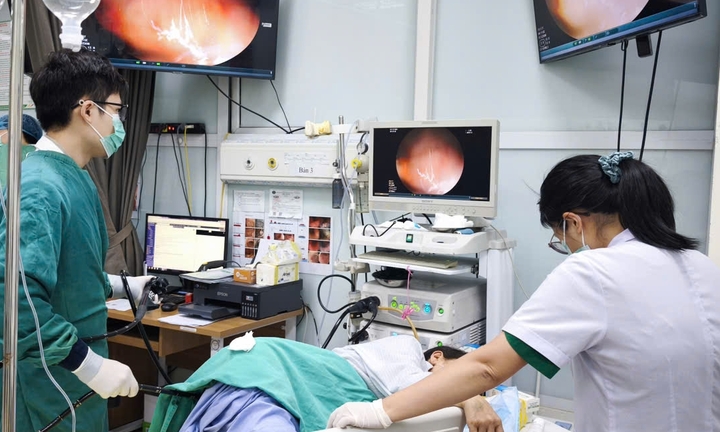 Phát hiện ổ giun bám ở đại tràng từ thói quen nhiều người mê