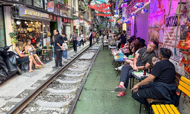 Chuyên gia chỉ ra gốc rễ của tình trạng lấn chiếm vỉa hè, lòng đường ở Hà Nội