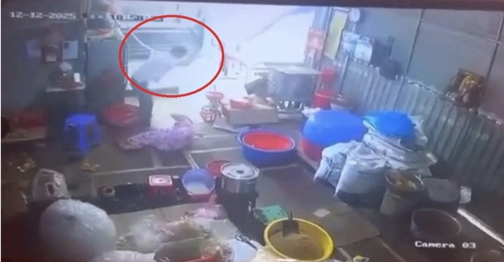 Chồng dùng dao chém vợ gục dưới sàn nhà rồi tự đâm vào mình