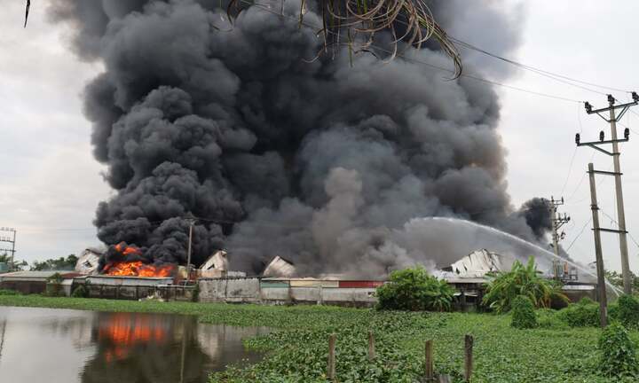 Khói lửa bao trùm công ty giày da rộng nghìn mét vuông ở Hải Phòng