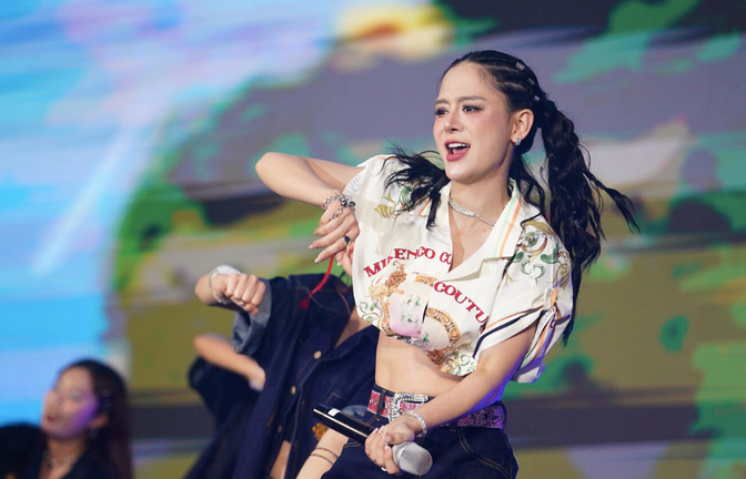 Khán giả đội mưa 'quẩy' cuồng nhiệt tại lễ hội âm nhạc 'có một không hai'