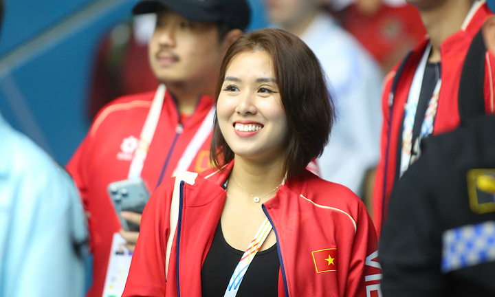 Nữ 'tổng tài' xinh đẹp cổ vũ tuyển bóng chuyền nữ Việt Nam