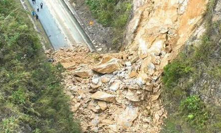 Giây phút sạt lở kinh hoàng trên quốc lộ 6