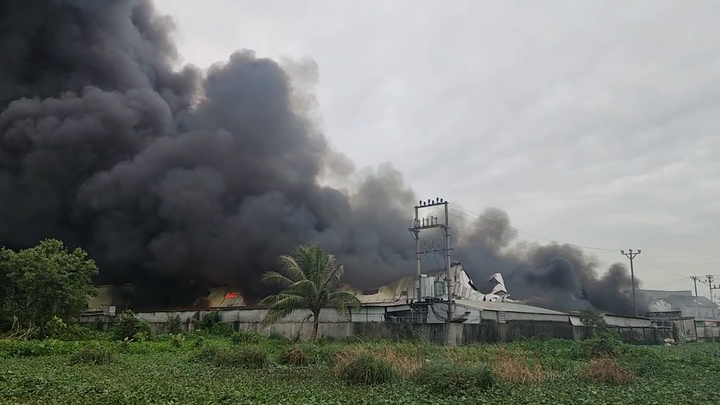 'Biển lửa' bao trùm công ty giày da rộng hơn 1.000 m² ở Hải Phòng