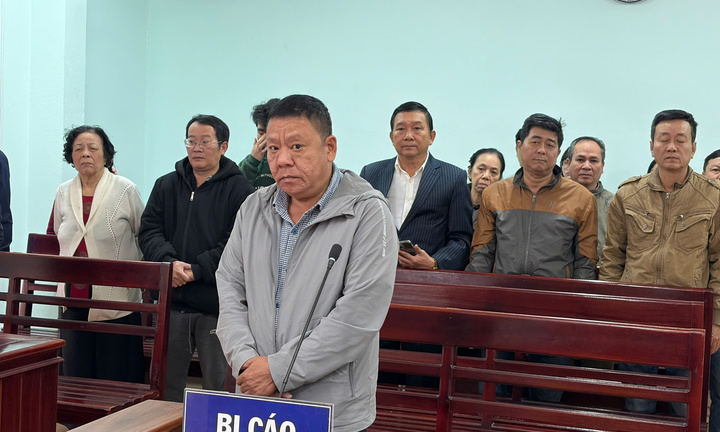 Tạt xăng doạ giết cả nhà hàng xóm, người đàn ông lĩnh 18 tháng tù