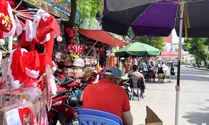 Tiểu thương ở TP.HCM 'đỏ mắt' chờ khách mua đồ trang trí Noel