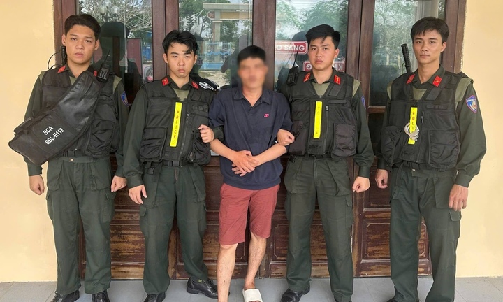 Khống chế kẻ 'ngáo đá' cầm hung khí cố thủ trong nhà, liên tục doạ tự tử