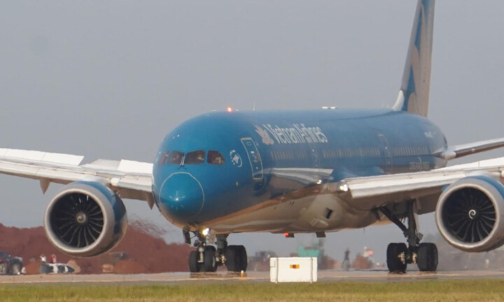 Khoảnh khắc máy bay lớn nhất Việt Nam hạ cánh xuống sân bay Long Thành