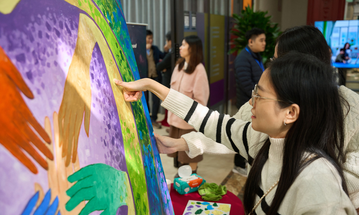 Giới trẻ hào hứng sáng tạo tại triển lãm nghệ thuật tương tác