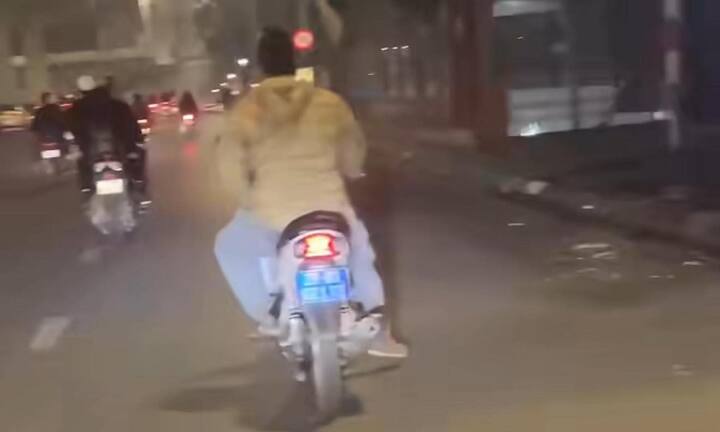 Xử phạt người đàn ông đầu trần lái xe máy biển xanh lao vut vút trên phố Hà Nội