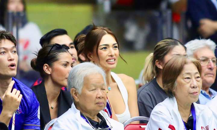 Hoa hậu Thái Lan hốt hoảng vì Thanh Thúy, thán phục bóng chuyền nữ Việt Nam