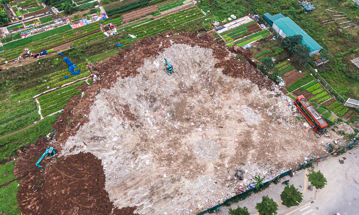 Hà Nội: Dân ngán ngẩm đường Tam Trinh làm 10 năm chưa xong, nay lại thêm bãi rác khổng lồ