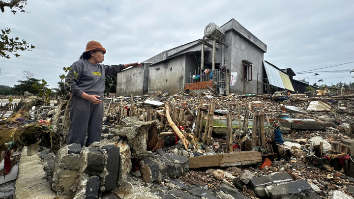 Dân bỏ tiền dựng bờ kè giữ đất, sóng dữ cuộn trào phá tan hoang