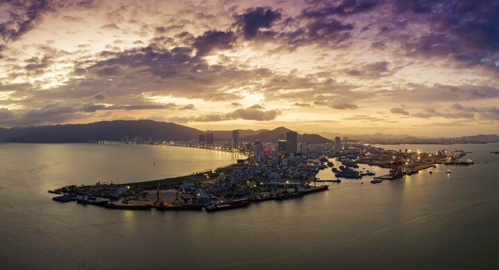 Hoàng hôn tuyệt đẹp trên vịnh biển hình cánh cung tại Quy Nhơn sau bão lũ