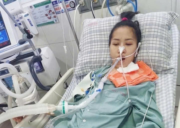 Người mẹ mang theo máy thở ra vỉa hè mưu sinh để nuôi con nhỏ