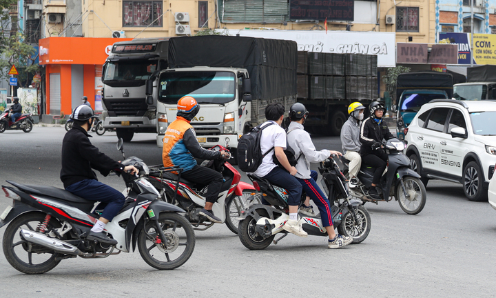 Cảnh giao thông hỗn loạn tại nút giao chưa được lắp camera AI ở Hà Nội