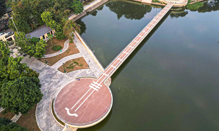 Chiêm ngưỡng cầu đi bộ hình cây đàn trong công viên trung tâm Hà Nội