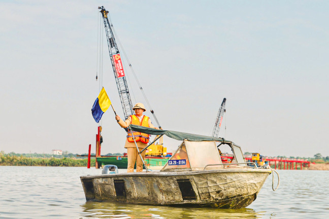 CSGT điều tiết tàu thuyền qua khu vực thi công 3 cây cầu vượt sông Hồng