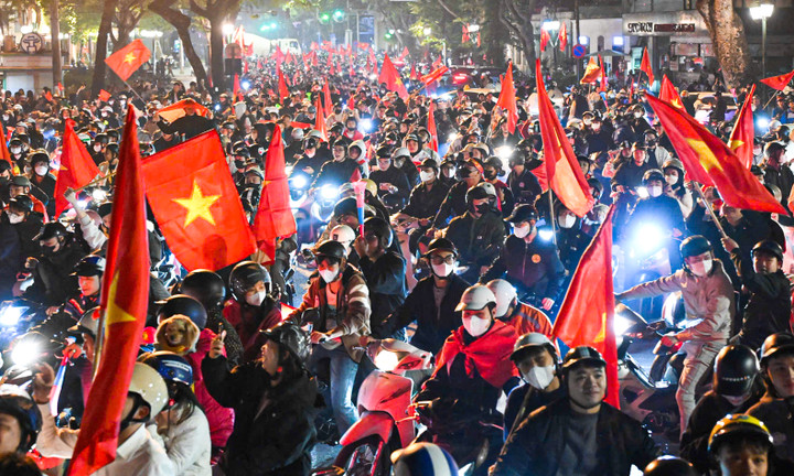 Cờ đỏ sao vàng phủ kín phố phường mừng U22 Việt Nam vô địch