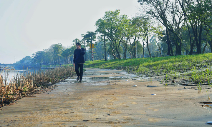 Đường lát gỗ lim siêu sang ở Huế vẫn ngập trong bùn đất sau đợt mưa lũ lịch sử