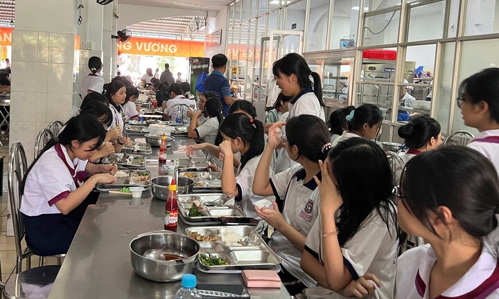 Suất ăn 38.000 đồng bị tố ít, trường nói học sinh có thể mua thêm thức ăn