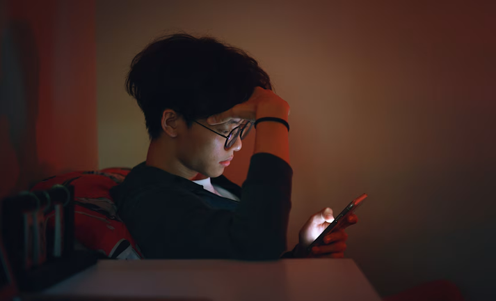 Bị trừ KPI vì chậm trả lời sếp đêm cuối tuần, tôi chịu 1 năm rồi tìm việc mới 