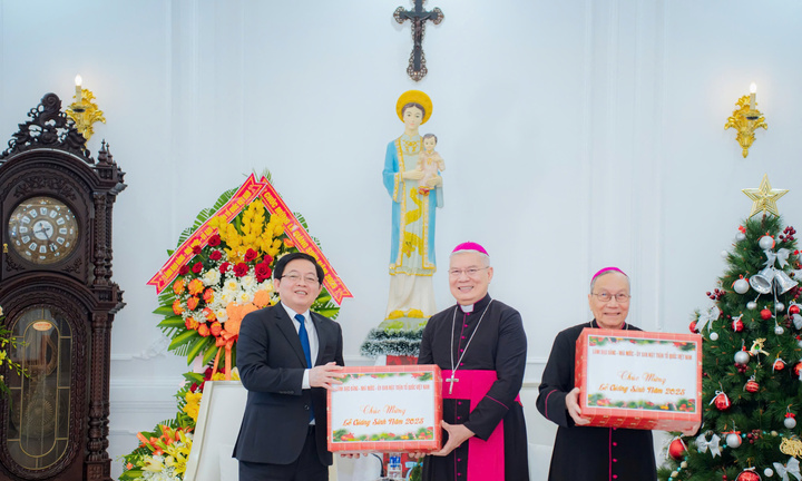 Phó Thủ tướng chúc mừng giáng sinh ở Tổng giám mục Tổng giáo phận Huế